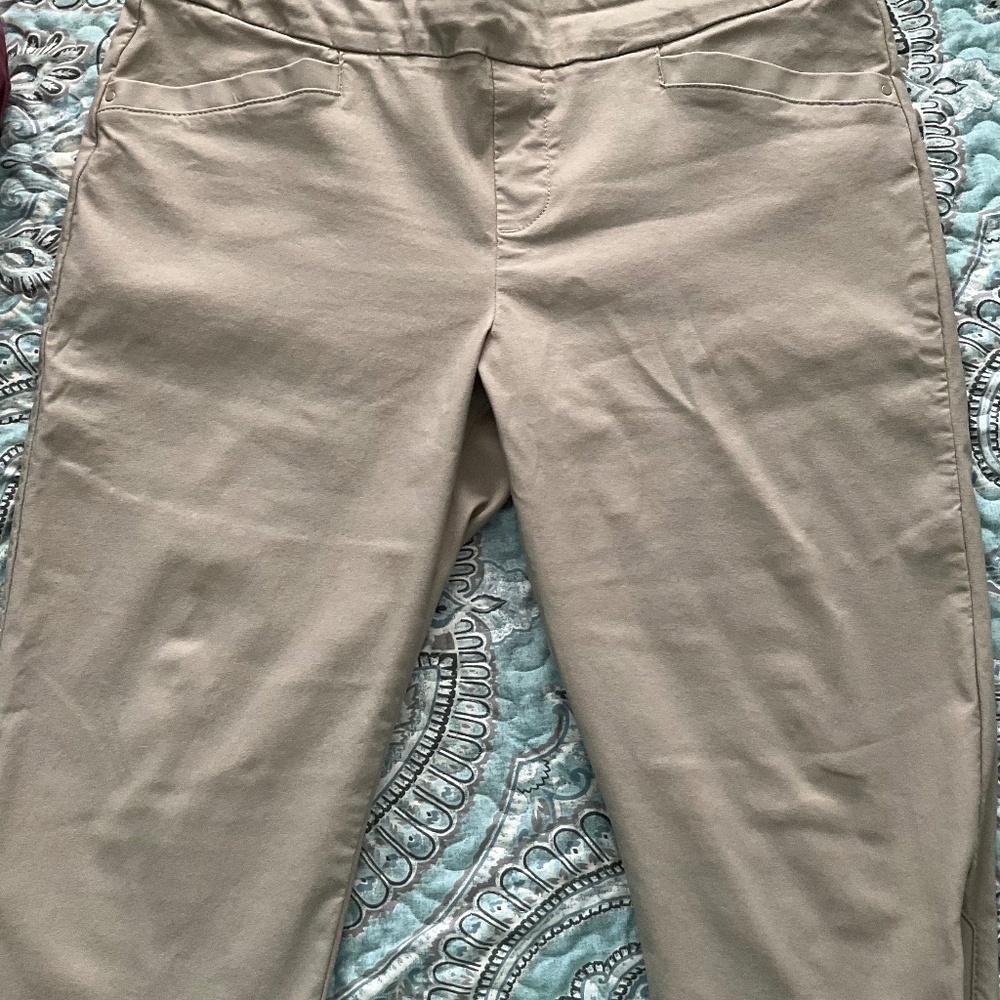 Womens Lee Stretch Capri.  Khaki   Size 16 medium